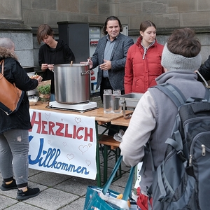 Bei der Mittagstafel auf dem Linzer Domplatz freuten sich sozial benachteiligte Menschen über eine mit Liebe zubereitete warme Mahlzeit