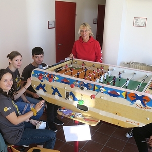 Im Stift Lambach gestalteten SchülerInnen der Handelsakademie drei „Wuzzler“, also Tischfußballtische, zu den Themen FairPlay, Klimagerechtigkeit und Sternsingeraktion                          