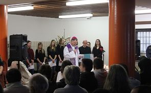 Vorweihnachtliche Feier mit Bischof Scheuer in der Justizanstalt Suben