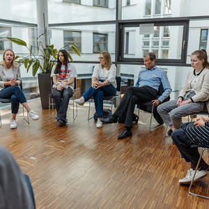 Jugendliche im Dialog mit Martin Füreder (Pastoralvorstand Linz Mitte), Katharina Sperz (SPÖ) und Brigitte Rudinger (Europe Direct Büro OÖ)