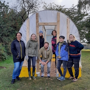 Für die BewohnerInnen von invita in Neukirchen am Walde bauten die Jugendlichen einen Folientunnel, in dem künftig das Gemüse besonders gut gedeihen wird. 