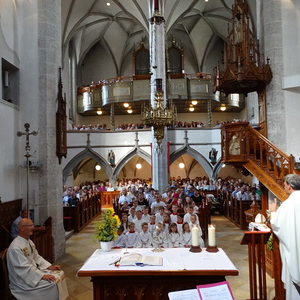 Blick in die volle Kirche                         