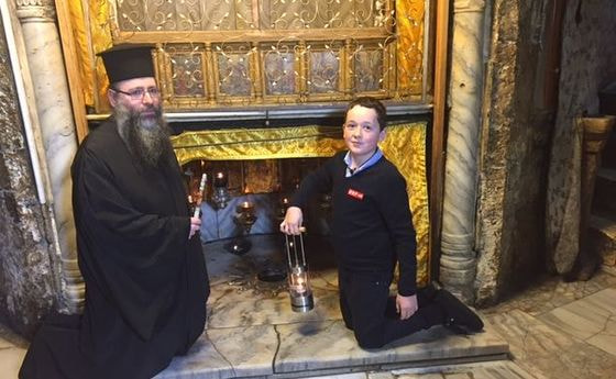 Tobias Flachner aus Hochburg-Ach entzündete in der Geburtsgrotte in Bethlehem das „ORF-Friedenslicht“.