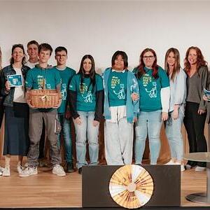 Marion Huber (Caritas OÖ) und Gisela Ploch (Vivatis Holding) übergaben den Jugendlichen das Projekt 'Raumwunder trifft Aktion Kilo' das in Linz umgesetzt wird