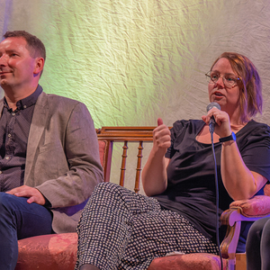 Dankefest im Pfarrsaal Kirchdorf an der Krems, Bild vlnr: Günter Wolfinger - scheidender Pfarrverwalter, Bernadette Hackl - scheidende Pastoralassistentin
