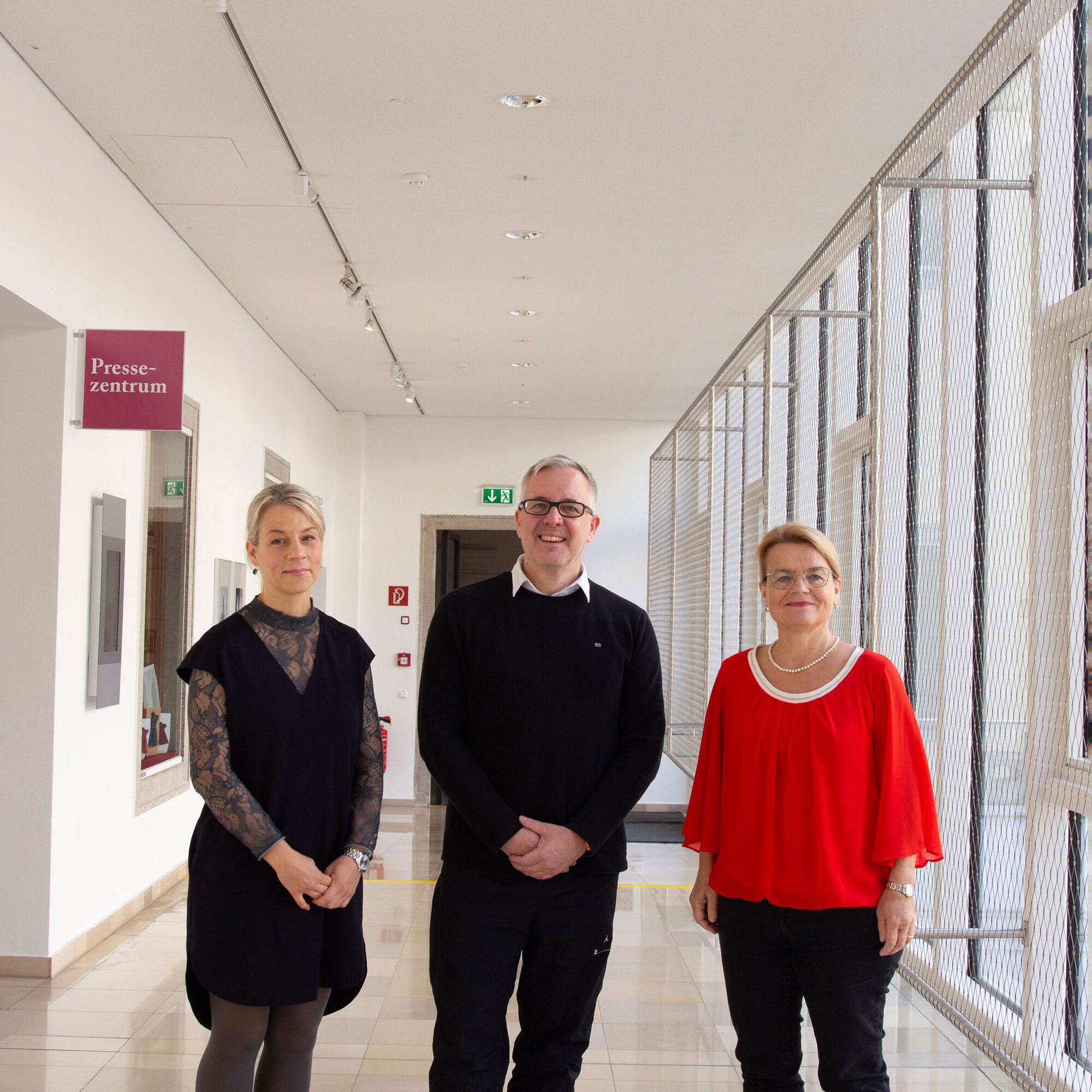 (v. l.) Barbara Lanzerstorfer-Holzner (Referentin TelefonSeelsorge OÖ – Notruf 142), Stefan Kühne (Dipl. Erwachsenenbildner, Experte für Onlineberatung und Onlinetherapie), Silvia Breitwieser (Leiterin TelefonSeelsorge – Notruf 142)