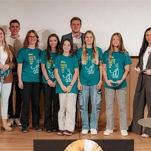 Barbara Hummer (Landjugend) und Landesrat Ferdinand Kaineder übergaben den Jugendlichen das Projekt 'Pflanz mir einen Baum', das in Windhaag umgesetzt wird