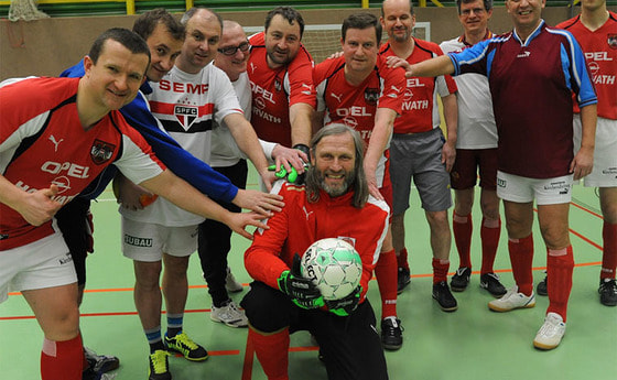 Die österreichischen Priesterkicker: Kapitän Hans Wurzer (Mitte) mit seinem Team. 2. v. l.: Niko Tomic, Kaplan in Wels-Hl. Familie