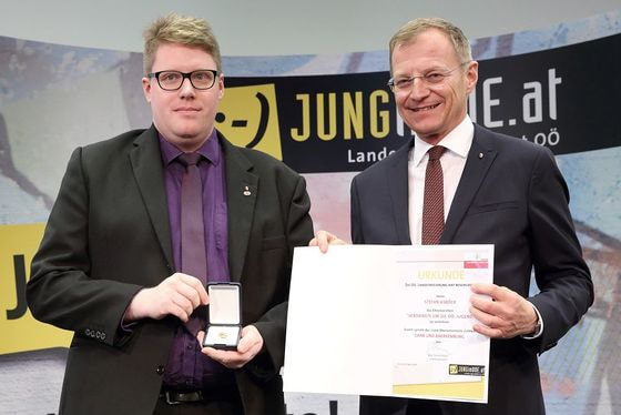 Landeshauptmann Mag. Thomas Stelzer ehrte Stefan Asböck.