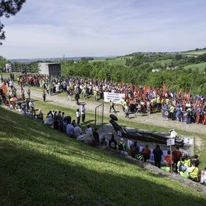 Gedenk- und Befreiungsfeier 2026 in Mauthausen anlässlich der 81. Wiederkehr des KZ Mauthausen. Themenschwerpunkt: 'Täter und Täterinnen im Nationalsozialismus'. Internationale Jugendgedenkfeier beim Kinder- und Jugenddenkmal.