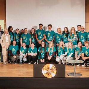Gabriele Hofer-Stelzhammer (Präsidentin Kath. Aktion OÖ) und Heinrich Brandstetter (Leiter des Teams Kinder / Katholische Jungschar der Diözese Linz) übergaben den Jugendlichen das Projekt 'Gegen das Vergessen - Wir gestalten Erinnerung', das in Linz
