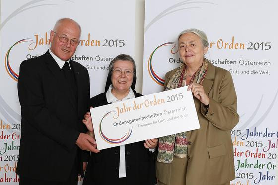 V. l.: Abtpräses Christian Haidinger, Sr. Beatrix Mayrhofer, Elisabeth Plach. © Katrin Bruder