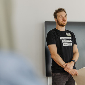 Workshopleiter Samuel Hanner begleitet die Jugendlichen durch die Veranstaltung