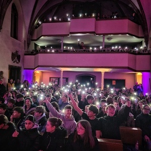 Bunt und lebendig war es am 21. M?rz in Regau mit rund 350 Firmlingen, welche die ?SpiriNight? besuchten.