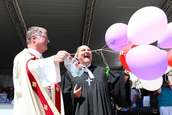 Ökumenische Begegnung auf dem Linzer Domplatz am Fronleichnamstag 2017 anlässlich des Reformationsjubiläums. Bischof Manfred Scheuer und Superintendent Gerold Lehner beim Luftballonstart. 