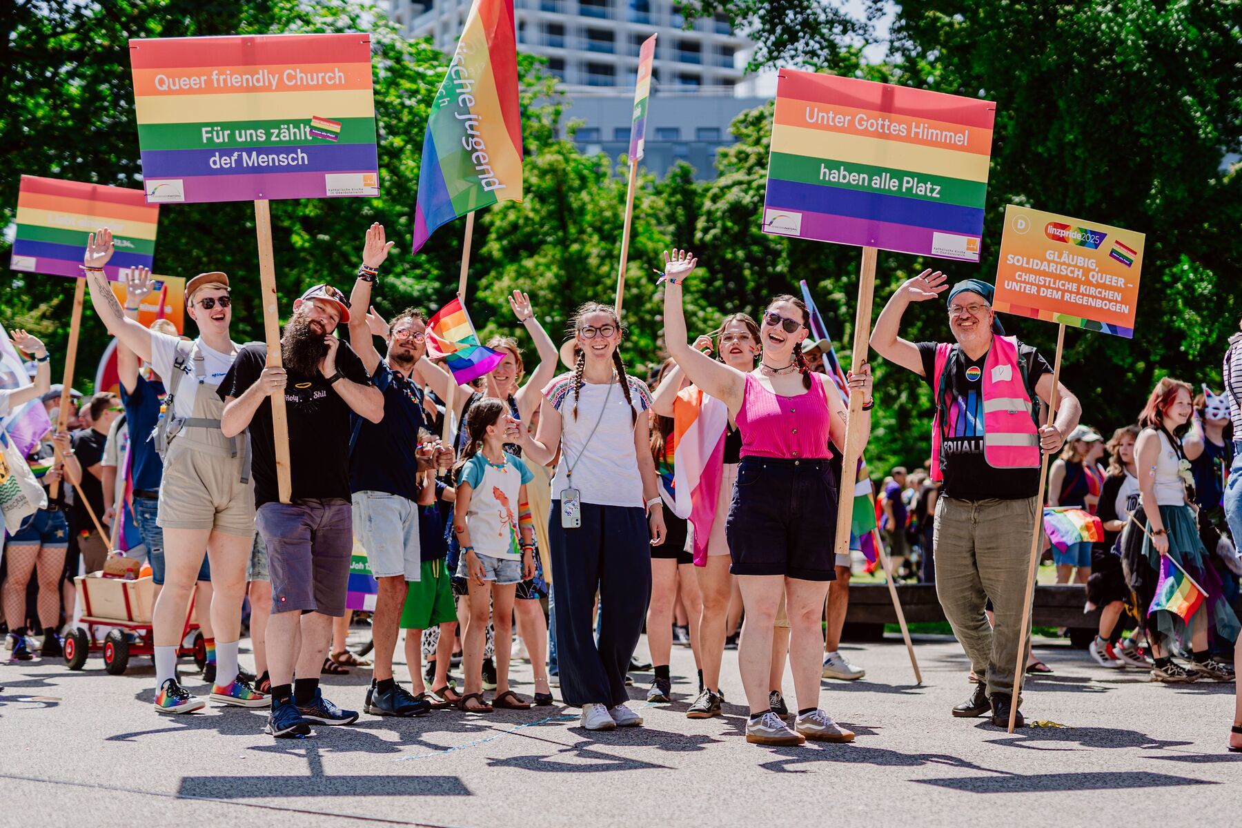 Gläubig, solidarisch, queer – christliche Kirchen unter dem Regenbogen / © Diözese Linz / Frauenkommission / Laurenz Kaiser Agnes Schützenhofer, Tobias Renoldner, Christopher Kopecny und Christian Freisleben-Teutscher im Demo-Zug der Regenbogenpastoral bei der Pride Parade Linz