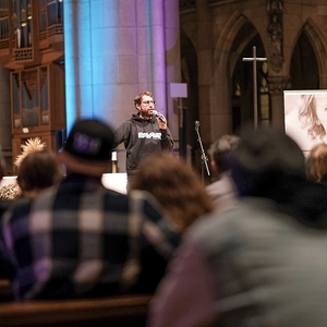 Beim Poetry Jam im Linzer Mariendom setzten Jugendliche „Das Wunder Leben“ auf höchst kreative Weise um.