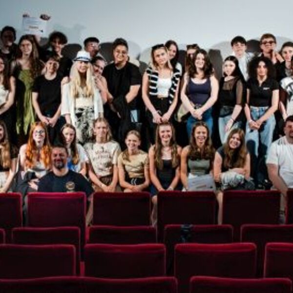 Alle Teilnehmer:innen an der Filmgala auf einem Bild