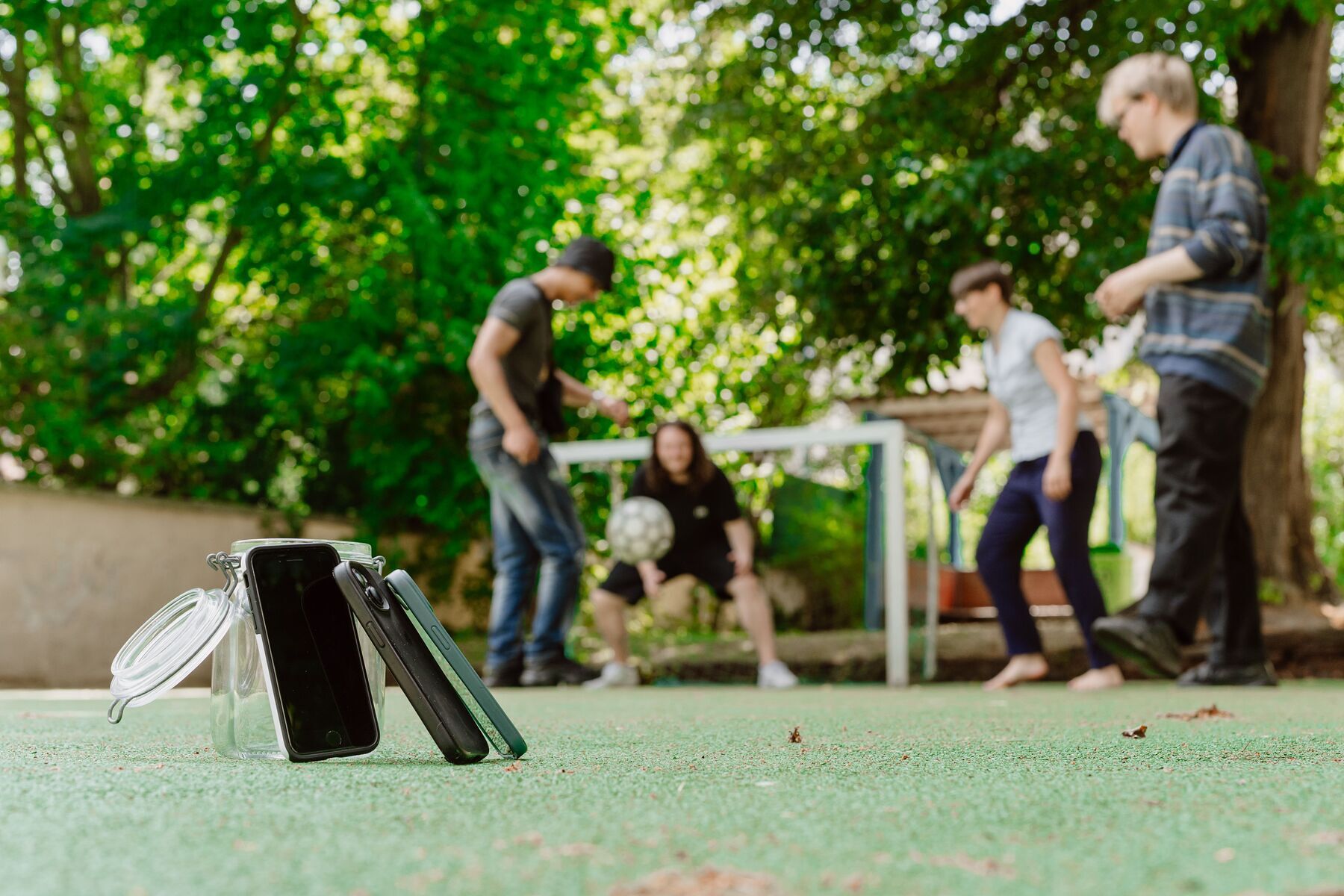 Beim Fußballspielen im kirchlichen Jugendzentrum haben die Smartphones Platzverbot.