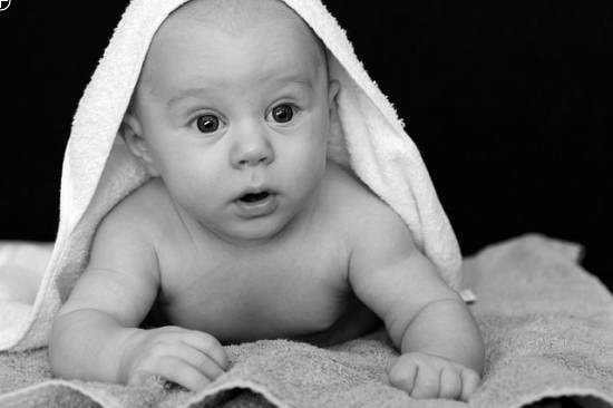 Baby auf der Wickelkomode
