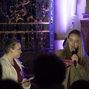 Leonie Falk, ehrenamtliche Vorsitzende der kj oö, und Ines Bammer, ehemalige ehrenamtliche Vorsitzende der kj oö, moderieren beim Auftakt und der Abschussliturgie der SpiriNight Kremsmünster.