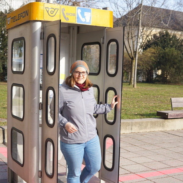 In einer Telefonzelle sind gute Nachrichten zu hören                            