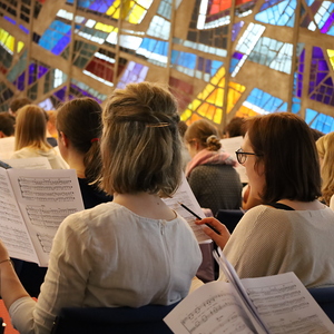 Teilnehmer*innen singend beim Abschlussgottesdienst