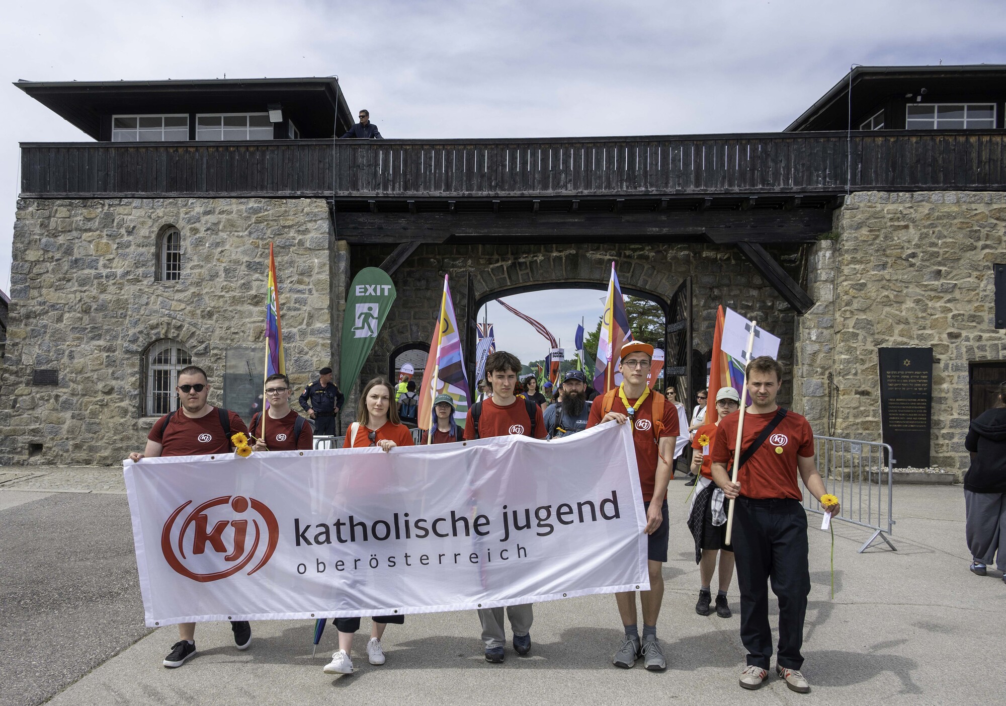 Gedenk- und Befreiungsfeier 2026 in Mauthausen anlässlich der 81. Wiederkehr des KZ Mauthausen. Themenschwerpunkt: 'Täter und Täterinnen im Nationalsozialismus'. Gedenkzug am ehemaligen Appellplatz.