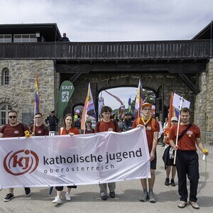 Gedenk- und Befreiungsfeier 2026 in Mauthausen anlässlich der 81. Wiederkehr des KZ Mauthausen. Themenschwerpunkt: 'Täter und Täterinnen im Nationalsozialismus'. Gedenkzug am ehemaligen Appellplatz.