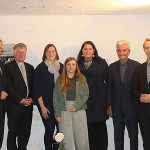 v.l.: Landeshauptmann Thomas Stelzer; Bischof Manfred Scheuer; Cornelia Kreusel, ehrenamtliche Mitarbeiterin im Jugendpastoralteam der Pfarre Ennstal; Stefanie Poxrucker, Anita Buchberger, ehrenamtlich engagierte Mitarbeiterin der Gedenkfeier, Beauft