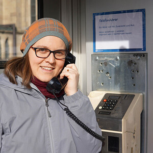: Pastoralassistentin Stefanie Hinterleitner hört am Telefon gute Nachrichten.