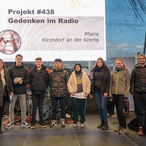 Projektübergabe - durch Gabriele Eder-Cakl - Direktorin des Pastoralamts, Gedenkprojekte (Symbol Bluetoothbox)