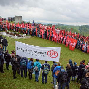 Gedenk- und Befreiungsfeier Mauthausen Anlässlich der 74. Wiederkehr der Befreiung des KZ-Mauthausen fand die Gedenk- und Befreiungsfeier zum Thema 'Niemals Nummer. Immer Mensch' statt. Mehr als 9.000 Menschen nahmen daran teil.Jugendorganisationen