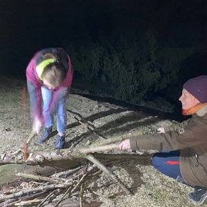 Mädchen hackt Holz