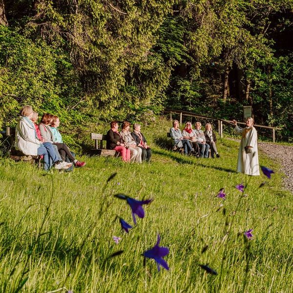 Renate Bachinger, Pastoralassistentin in Ausbildung in der Pfarre Ried im Innkreis, feiert in der Taufkapelle Eberschwang eine Maiandacht.
