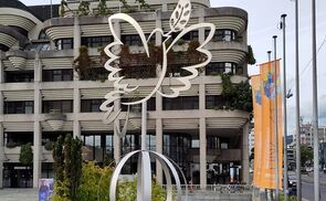 Friedenstaube vor dem Neuen Rathaus in Linz