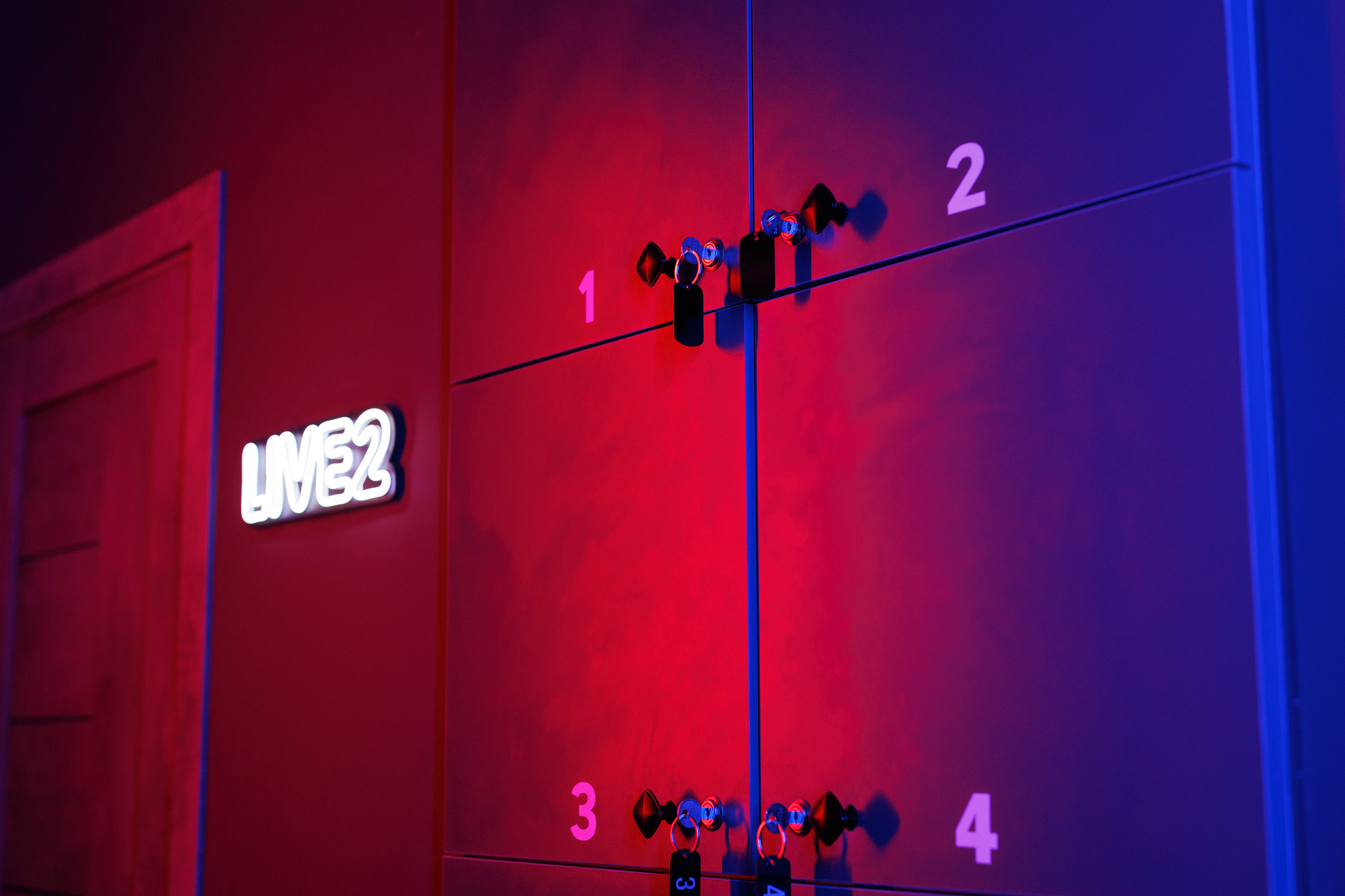 Luggage storage for things with a lock in the computer club