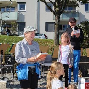 Die Lotterie beginnt mit Verlosung von Kochbüchern aus dem Pfarrhaushalt. 