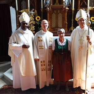 Bischof Joseph, P. Tassilo, Frieda Heitzendorfer, Abt Bernhard vor dem Ulrichsaltar