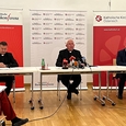 V. l.: Bischofskonferenz-Generalsekretär Peter Schipka, Erzbischof Franz Lackner und Sprecher Paul Wuthe.