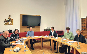 Haben mit Bischof Wilhelm Krautwaschl die Weiterarbeit zur Synode ­besprochen: Gabriele Eder-Cakl, Anna Findl-Ludescher, Lucia Greiner, Christine Rod und Angelika Ritter-Grepl (von links).