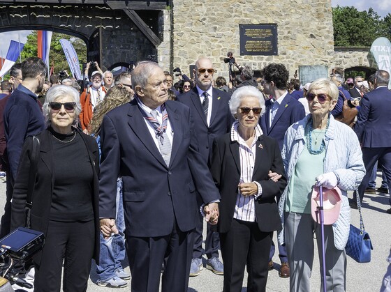 v.  l.: die drei Mauthausen-Babys Hana Berger Moran, Mark Olsky und Eva Clarke sowie Zeitzeugin Katja Sturm-Schnabl