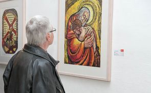 Internationale Kunstausstellung im Stift St. Florian mit über 160 Werken aus aller WeltEinen umfassenden Überblick über das aktuelle Schaffen der Mund- und Fußmaler aus aller Welt präsentierte die Vereinigung der mund- und fußmalenden Künstler am 6.