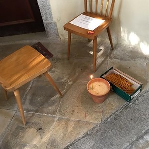 Stuhl und Kerzen