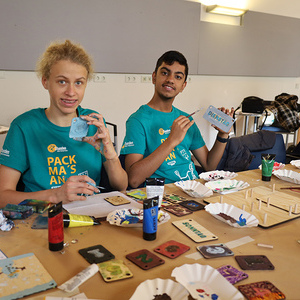 402 - Gemeinsam durchs Jahr - Holzkalender fürs Seniorenwohnhaus