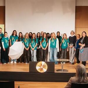 Ines Bammer (Vorsitzende Kath. Jugend OÖ) und Gemeinderätin Beate Gotthartsleitner übergaben den Jugendlichen das Projekt 'Zwischen Spielplatz und Gericht', das in Linz umgesetzt wird