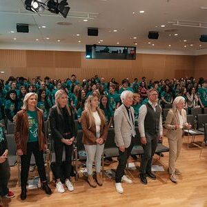 Alle Teilnehmer:innen, Jugendliche und Ehrengäste, warten gespannt auf den Ö3-Countdown, der die 72 Stunden ohne Kompromiss offiziell eröffnet