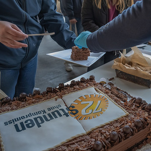 Das 10. Jubiläum muss mit einer Torte gefeiert werden