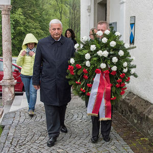 SPITAL AM PYHRN. BerŸhrende Gedenkfeier.Viele namenlose Kinder liegen am Spitaler Friedhof begraben. Die Kinder von Zwangsarbeiterinnen starben zwischen 1943 und 1945 im ãFremdvšlkischen Kinderheim LindenhofÒ. Ihnen wurde eine Gedenkfeier gewidmet. 