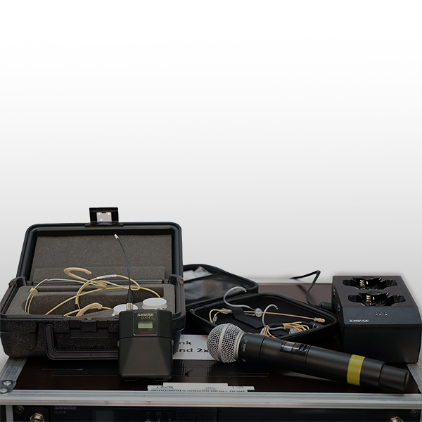 Shure QLXD24/SM58 Funkmikrofone im Rack verbaut